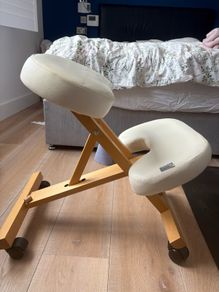 Ergonomic kneeling chair (white)