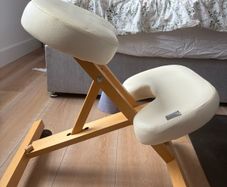 Ergonomic kneeling chair (white)