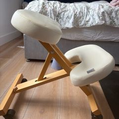 Ergonomic kneeling chair (white)