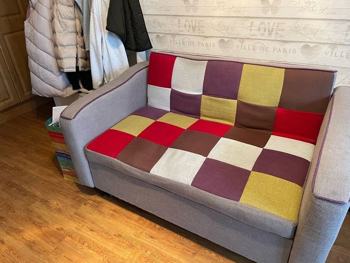 Couch- Pull out bed