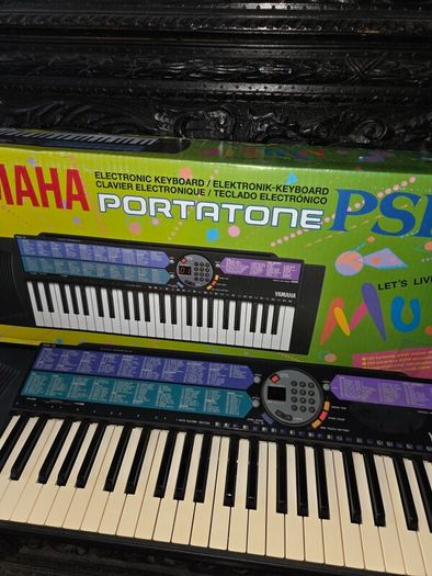 Yamaha Portatone PSR-73 Electronic Keyboard