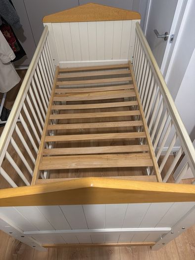 Mama & Papa Baby Cot with mattress with small strain in good condition