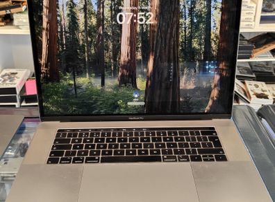 Apple MacBook Pro 15.4" 2018, 6 Core i7 2.2GHz 16GB 500GB A1990 Touch Bar (Battery Cycle: 431)