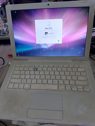 Another vinyage Apple MacBook, has an account, no Battery or charger, no 4 key missing, in very good condition otherwise