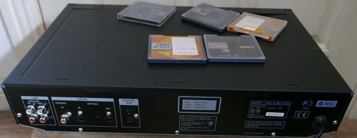 Sony MDS-JE530 Minidisc Player & Recorder, and 5 Discs - Works Well.