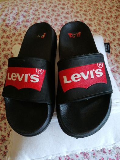 Levi  flipflops