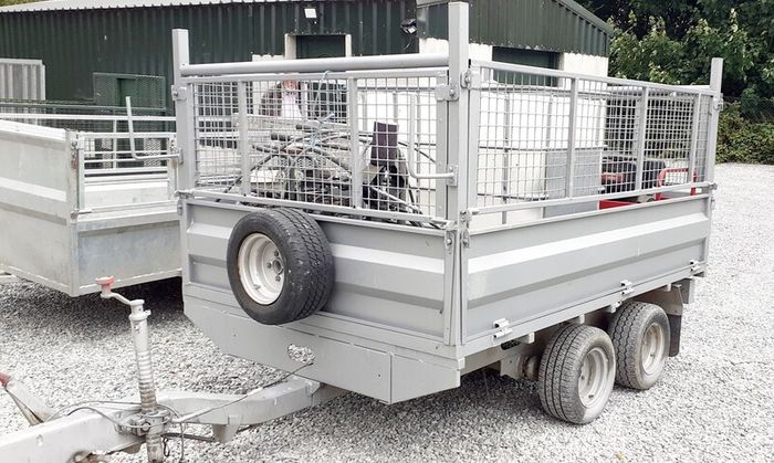 Heavy duty trailer with standing jackes