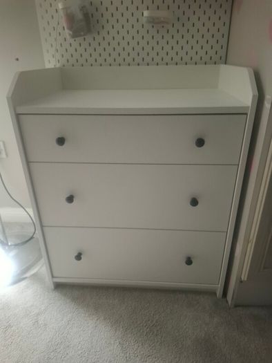 chest of drawers