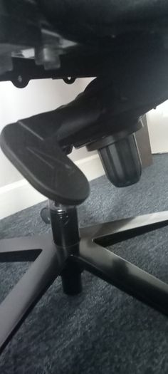 Secretlab Titan Gaming Chair Black Leather + Leather Repair Kit Included