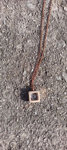 Vintage jewelry is sold individually for 5 to 10 euros