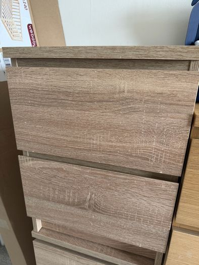 2 bedside lockers