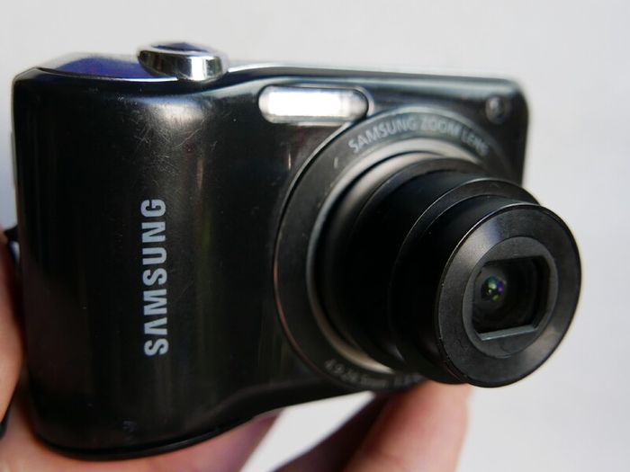 Samsung ES30 Black 12.1MP digital compact camera Tested