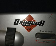 Oxygen8 v2 midi keyboard