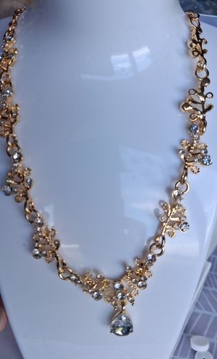 Elegant Gold Delicate Floral & Leaf Filigree Necklace