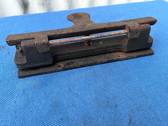 Heavy cast iron hole punch