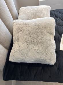 2 fur cushions