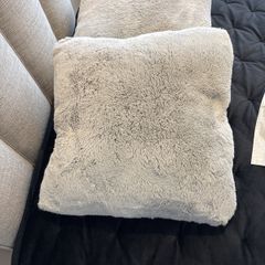 2 fur cushions