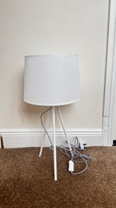 Modern White Tripod Table Lamp - 10 euro