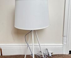 Modern White Tripod Table Lamp - 15 euro