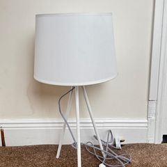 Modern White Tripod Table Lamp - 15 euro