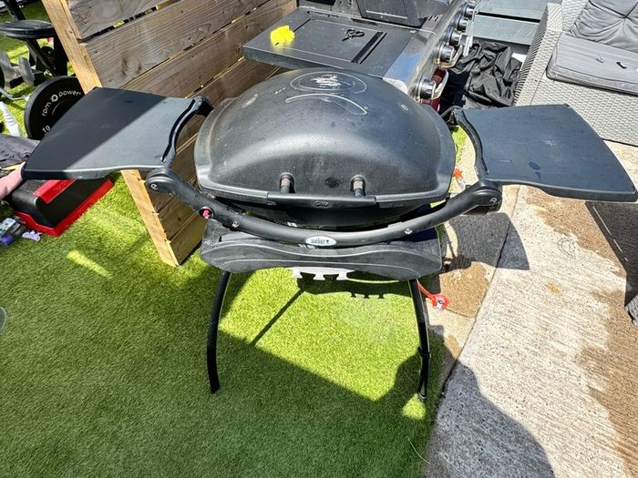Weber Q2000 Gas BBQ & Stand
