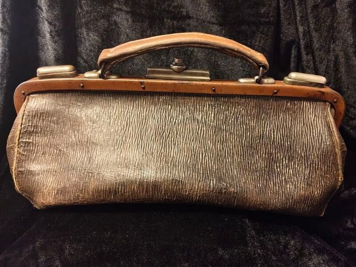 antique Gladstone doctors bag