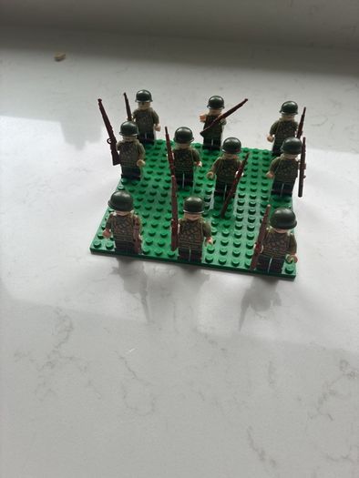 10 Lego figures