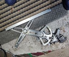 Toyota Avensis drivers door window motor