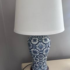 Blue and white table lamp