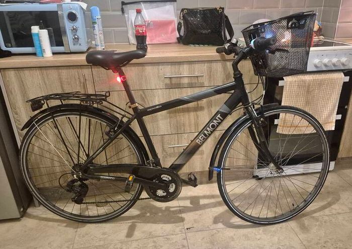 Apollo Belmont Men's Hybrid Bike In Black Featuring A Lightweight Alloy Frame A Front Handlebar Basket A Rear Pannier Rack