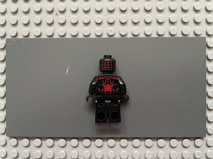 lego super heroes sh0540 Spider-Man (Miles Morales) minifigure- Red Webbing on Head, Black Hands