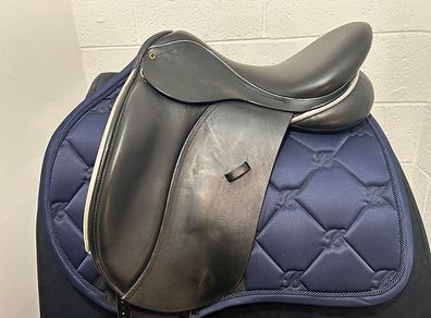 Goodwin Dressage Medium 17.5" Black Saddle