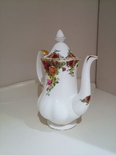 Medium Coffee Pot, 800ml, Royal Albert Old Country Roses Bone China