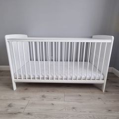 White cot bed.