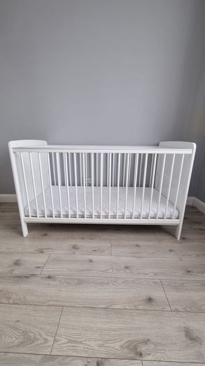 White cot bed.