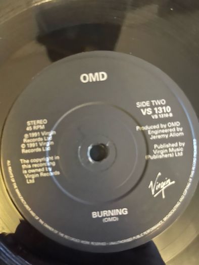 2 x OMD. Singles Sailing on the seven seas and genetic engineering vinyl record in vg+ condition 5 euros each or both for 8