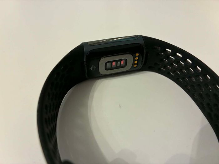 Fitbit Charge 5 - FOR PARTS / REPAIR ONLY (Screen & Back Faults - Charger Optional)