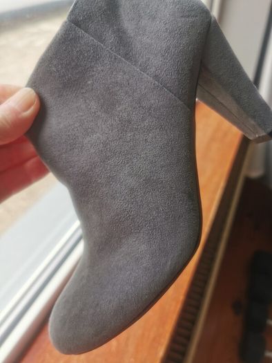 Light grey ankle boots. Brand new with tag. Colour is lighter than the pictures.