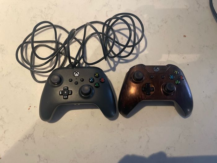 xbox one with 2 controllers Read description
