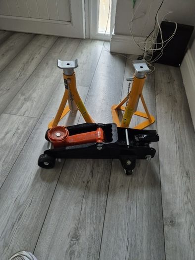 Axel stand and trolley jack