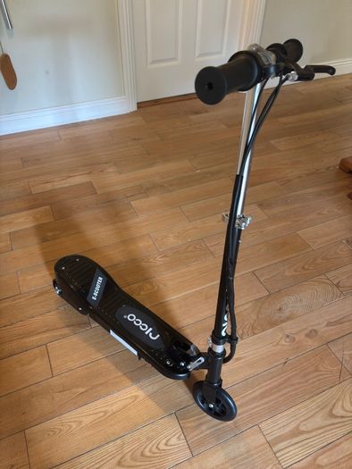 Kids Ricco Foldable electric scooter - mint condition