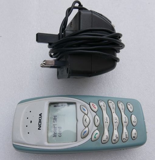 Vintage Nokia 6410 and charger