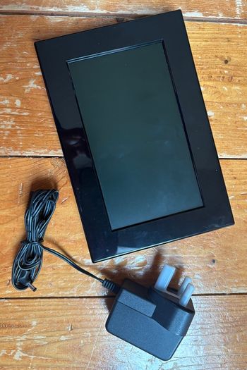 Hannspree SD7021 7" Digital Photo Frame (minus table stand)