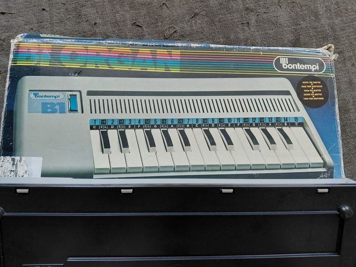 vinatge Bontempi keyboard in box works