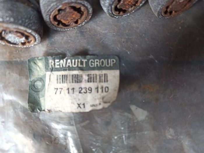 Locking wheel bolt set