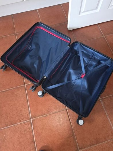 Medium suitcase