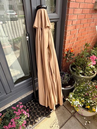 Glamhaus 2.7m Tilting Khaki Sand Parasol Umbrella