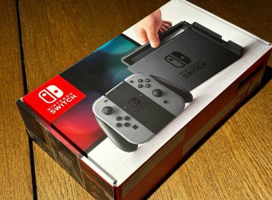 Nintendo Switch // Barely used // + Official case