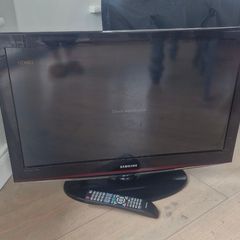 Samsung 32" flat screen TV