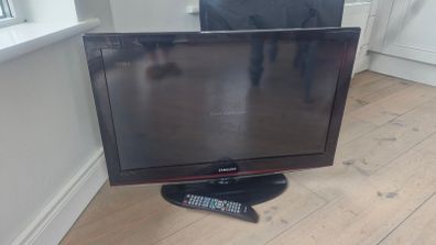 Samsung 32" flat screen TV